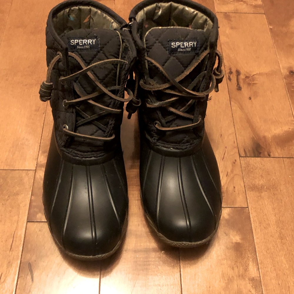 EXCELLENT CONDITION Sperry Boots in Black with Side Zipper in Women Size 5